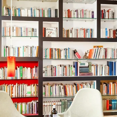 *movies & Books* Stylish House With Jacuzzi *